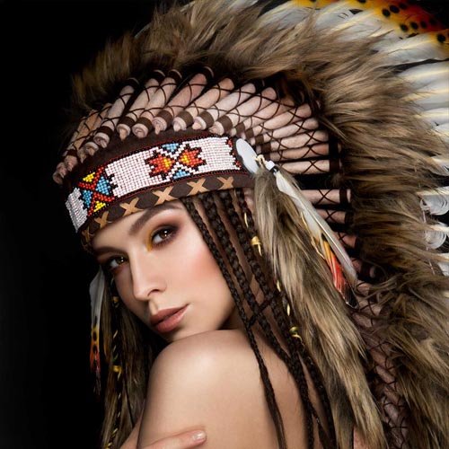 Foto de mujer con sombrero de plumas