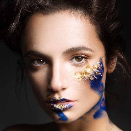 Fotografía de mujer con maquillaje