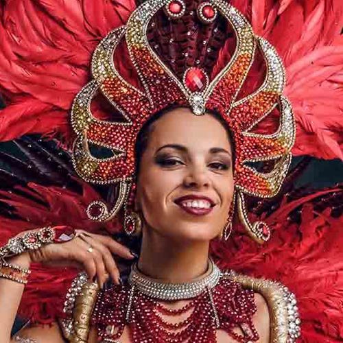 Mujer con traje de carnaval